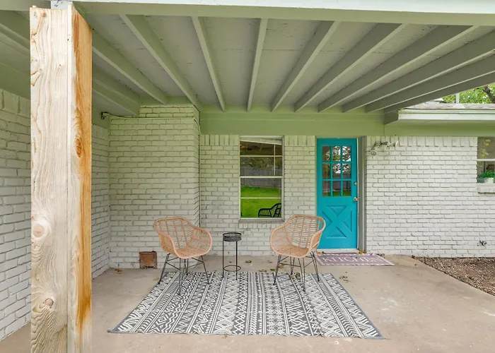 Holiday home Near Shops & Eats: Commuter-friendly Fwtx *