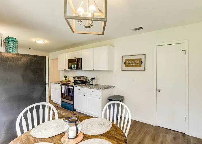 Near Shops & Eats: Commuter-friendly Fwtx