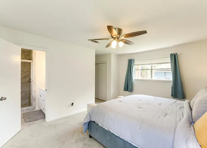 Holiday home Near Shops & Eats: Commuter-friendly Fwtx *