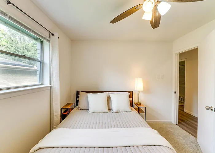 Near Shops & Eats: Commuter-friendly Fwtx Holiday home