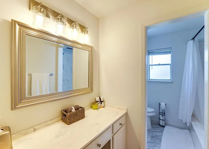 Holiday home Near Shops & Eats: Commuter-friendly Fwtx *