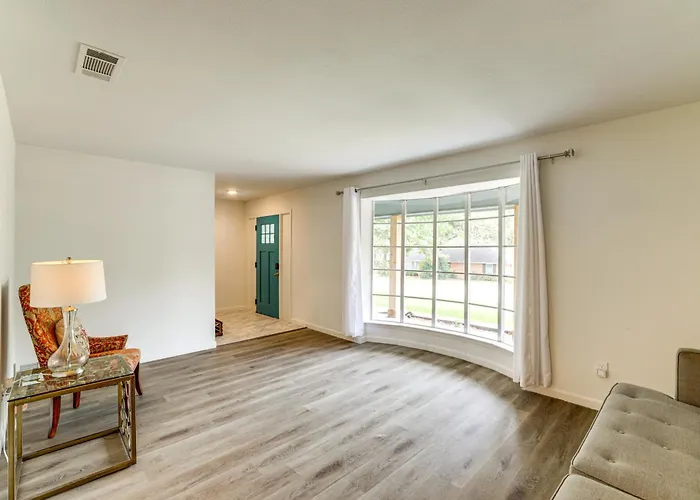 Near Shops & Eats: Commuter-friendly Fwtx Fort Worth