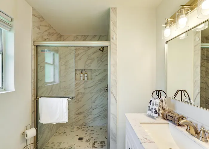 Near Shops & Eats: Commuter-friendly Fwtx Holiday home