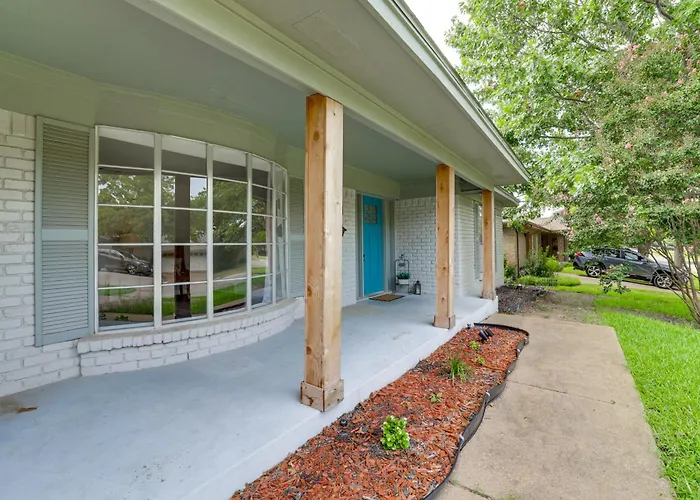 Holiday home Near Shops & Eats: Commuter-friendly Fwtx