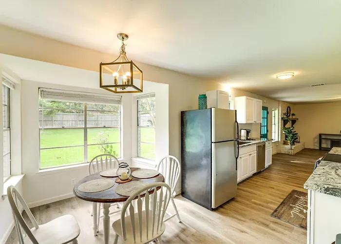 Near Shops & Eats: Commuter-friendly Fwtx Holiday home *