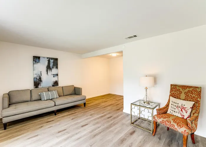 Holiday home Near Shops & Eats: Commuter-friendly Fwtx *
