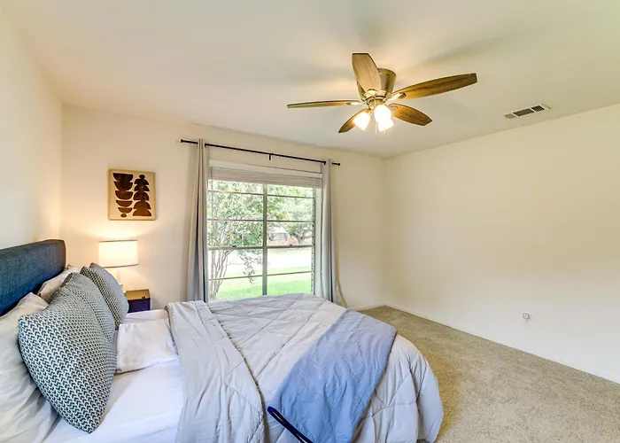 Holiday home Near Shops & Eats: Commuter-friendly Fwtx Fort Worth