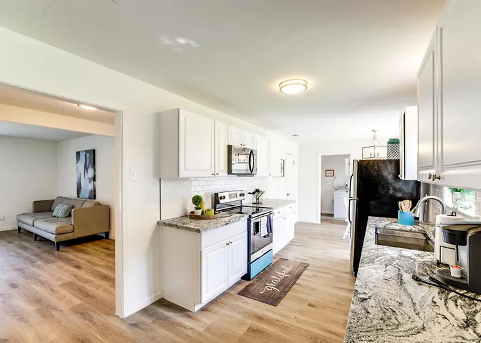 Near Shops & Eats: Commuter-friendly Fwtx
