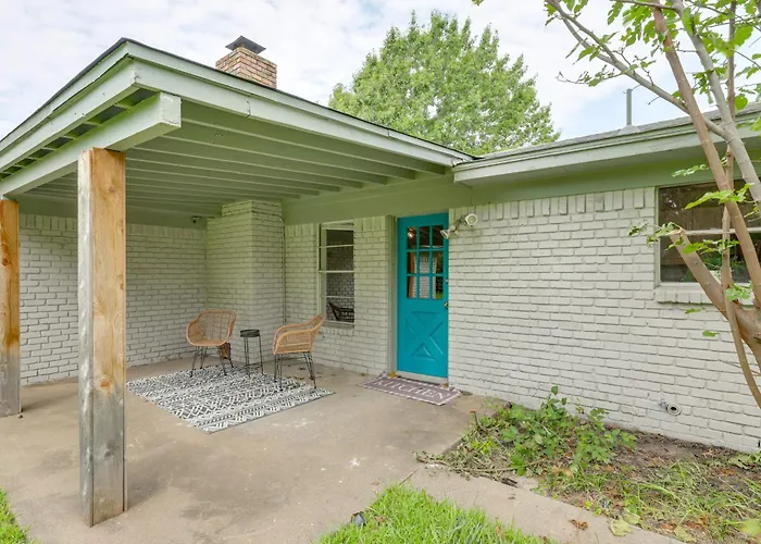 Near Shops & Eats: Commuter-friendly Fwtx Holiday home
