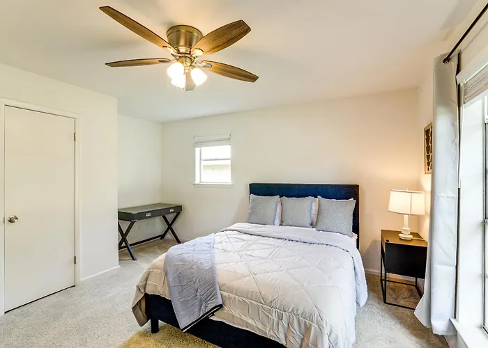 Holiday home Near Shops & Eats: Commuter-friendly Fwtx