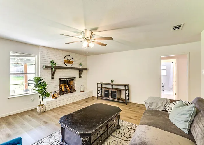 Near Shops & Eats: Commuter-friendly Fwtx Holiday home *