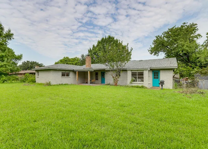 Holiday home Near Shops & Eats: Commuter-friendly Fwtx Fort Worth