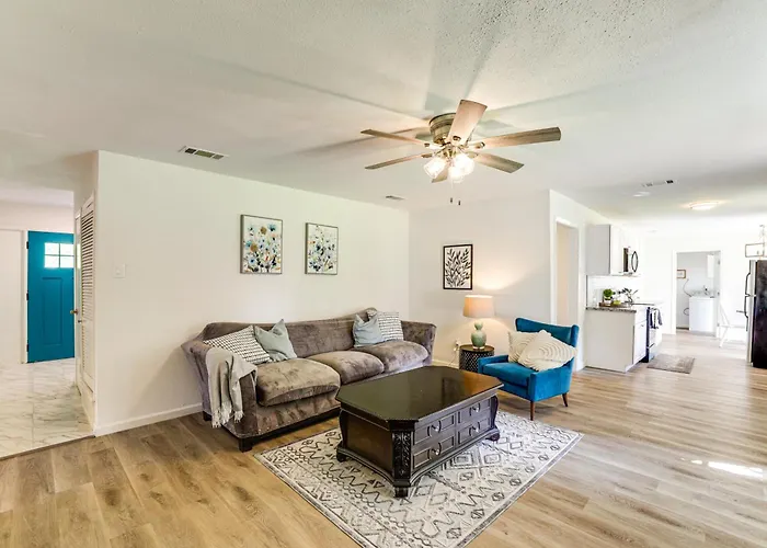 Near Shops & Eats: Commuter-friendly Fwtx Fort Worth