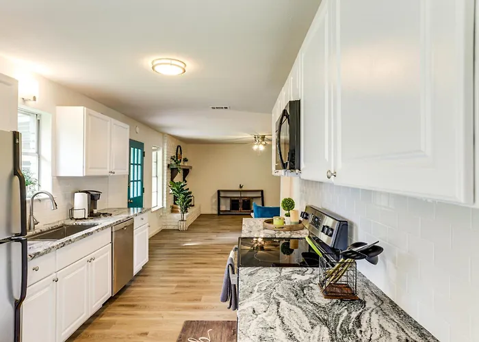 Near Shops & Eats: Commuter-friendly Fwtx * Fort Worth