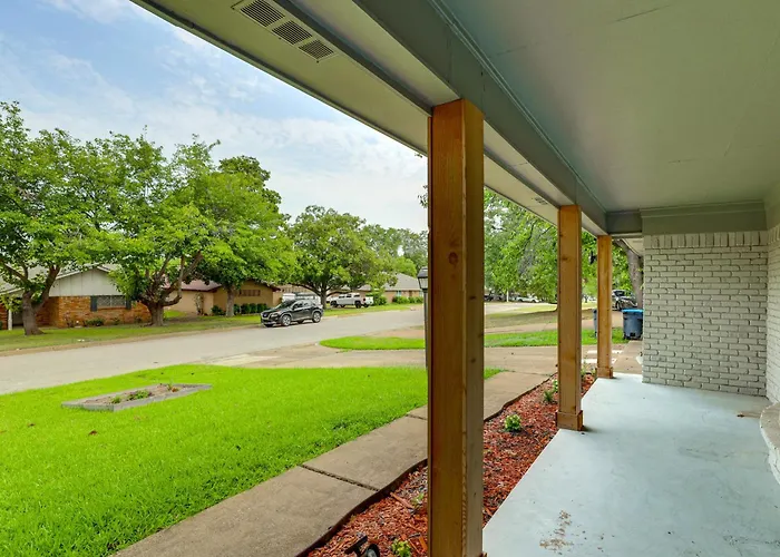 Near Shops & Eats: Commuter-friendly Fwtx