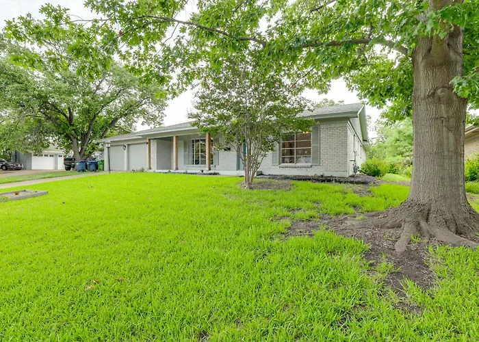 Holiday home Near Shops & Eats: Commuter-friendly Fwtx