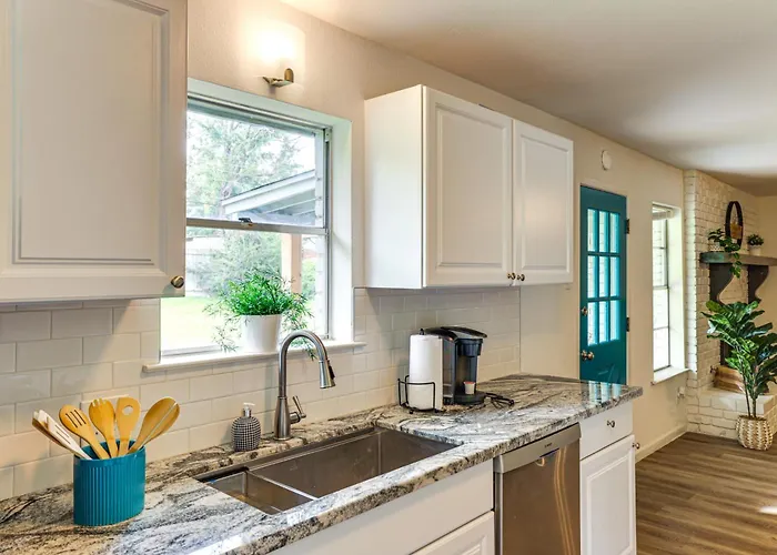 Holiday home Near Shops & Eats: Commuter-friendly Fwtx *