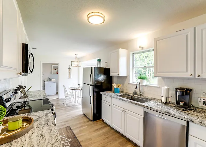 Near Shops & Eats: Commuter-friendly Fwtx Holiday home Fort Worth