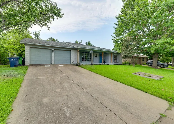 Holiday home Near Shops & Eats: Commuter-friendly Fwtx